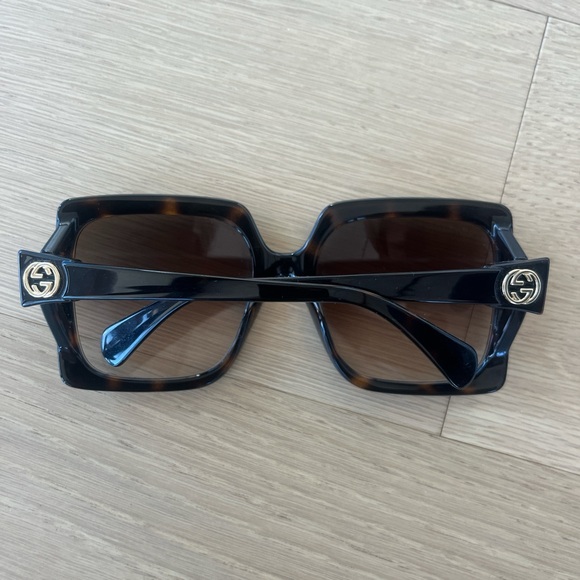 Gucci Tortoiseshell oversized Sunglasses - Picture 7 of 8